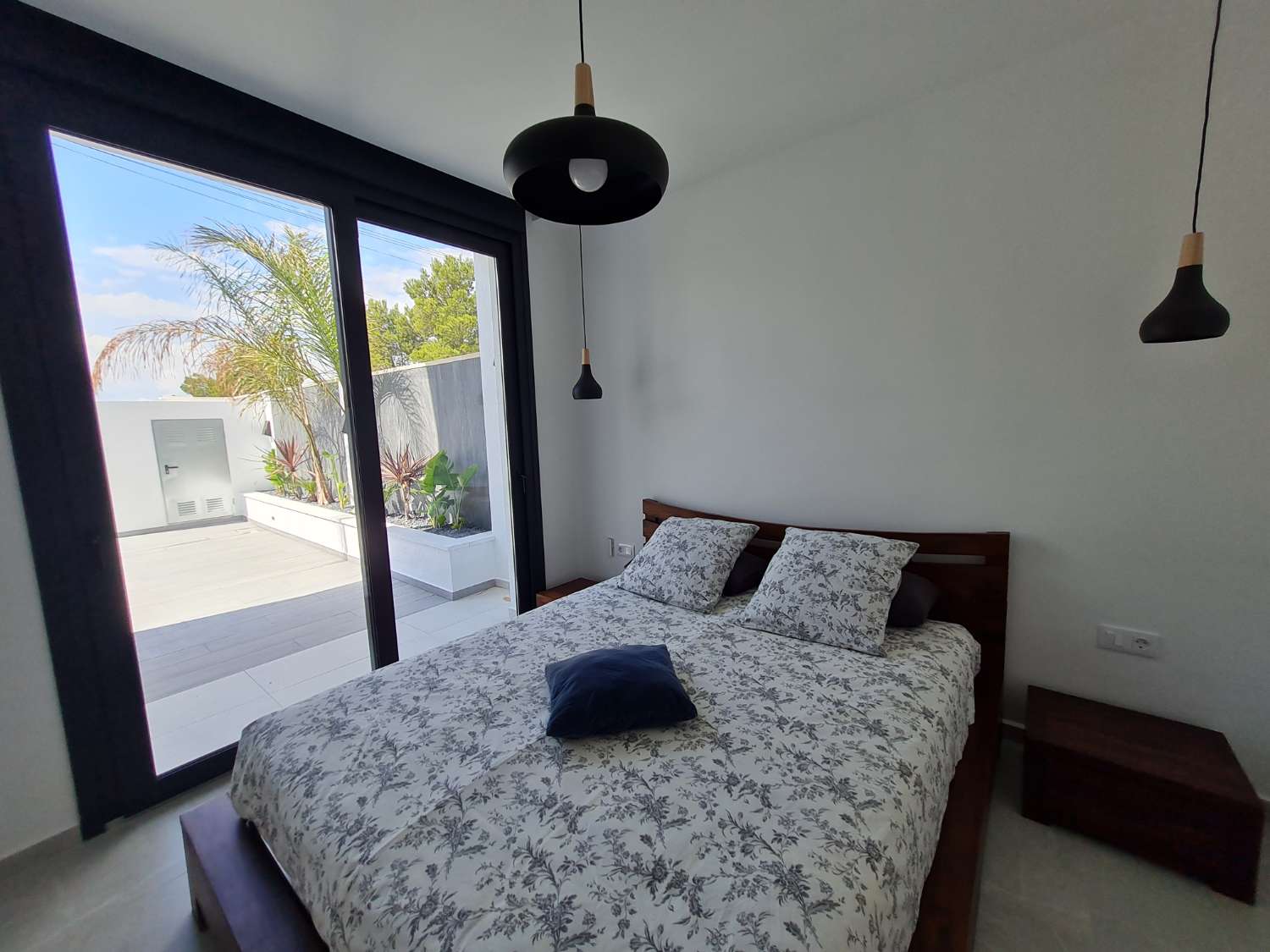 ¡Casa moderna con piscina privada!