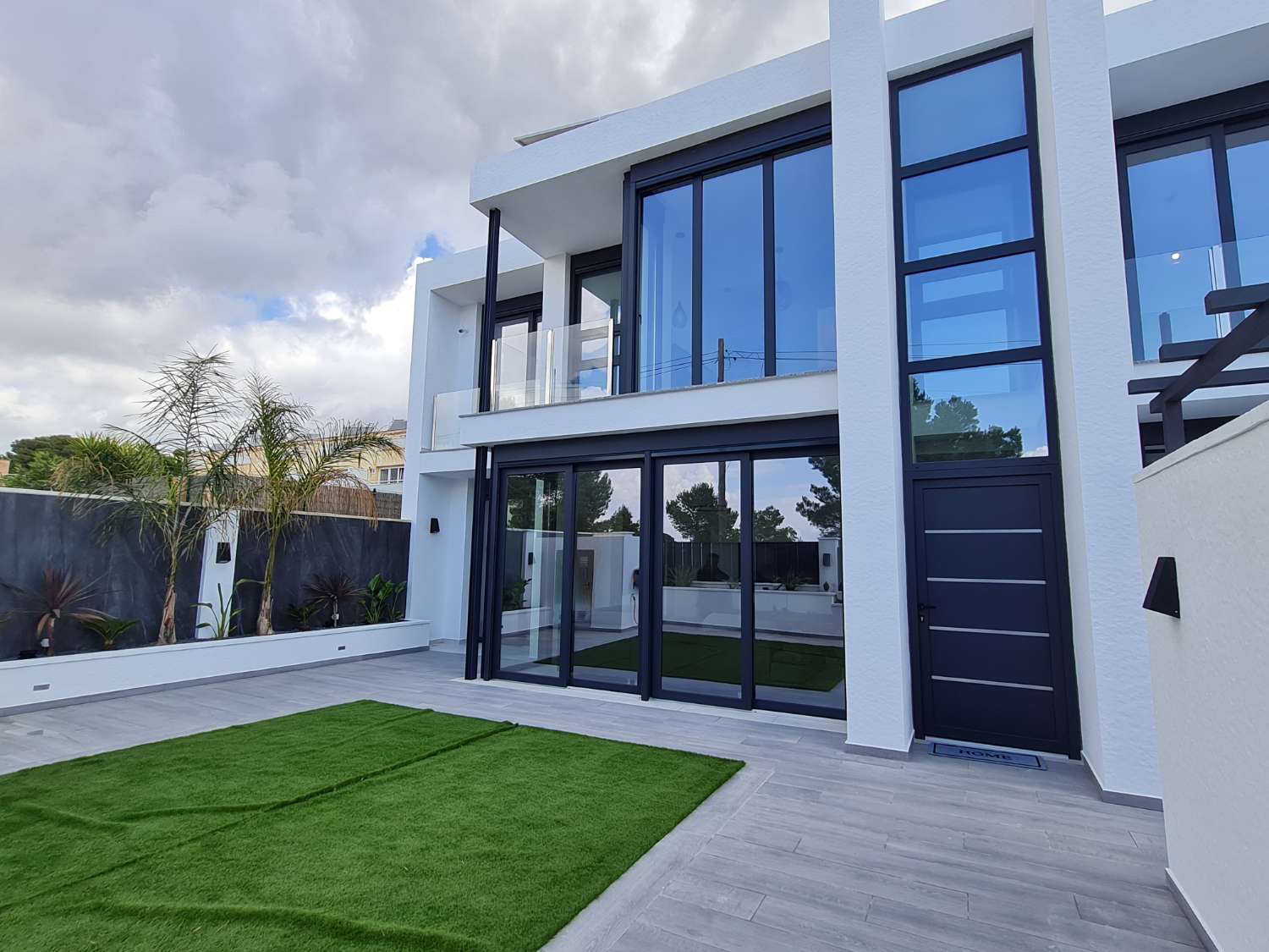 ¡Casa moderna con piscina privada!