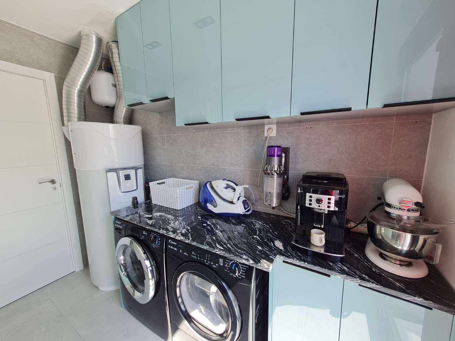 ¡Casa moderna con piscina privada!