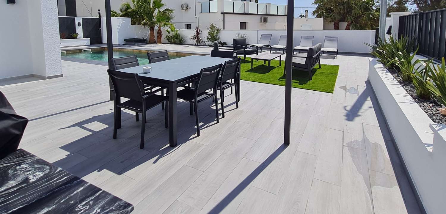 ¡Casa moderna con piscina privada!