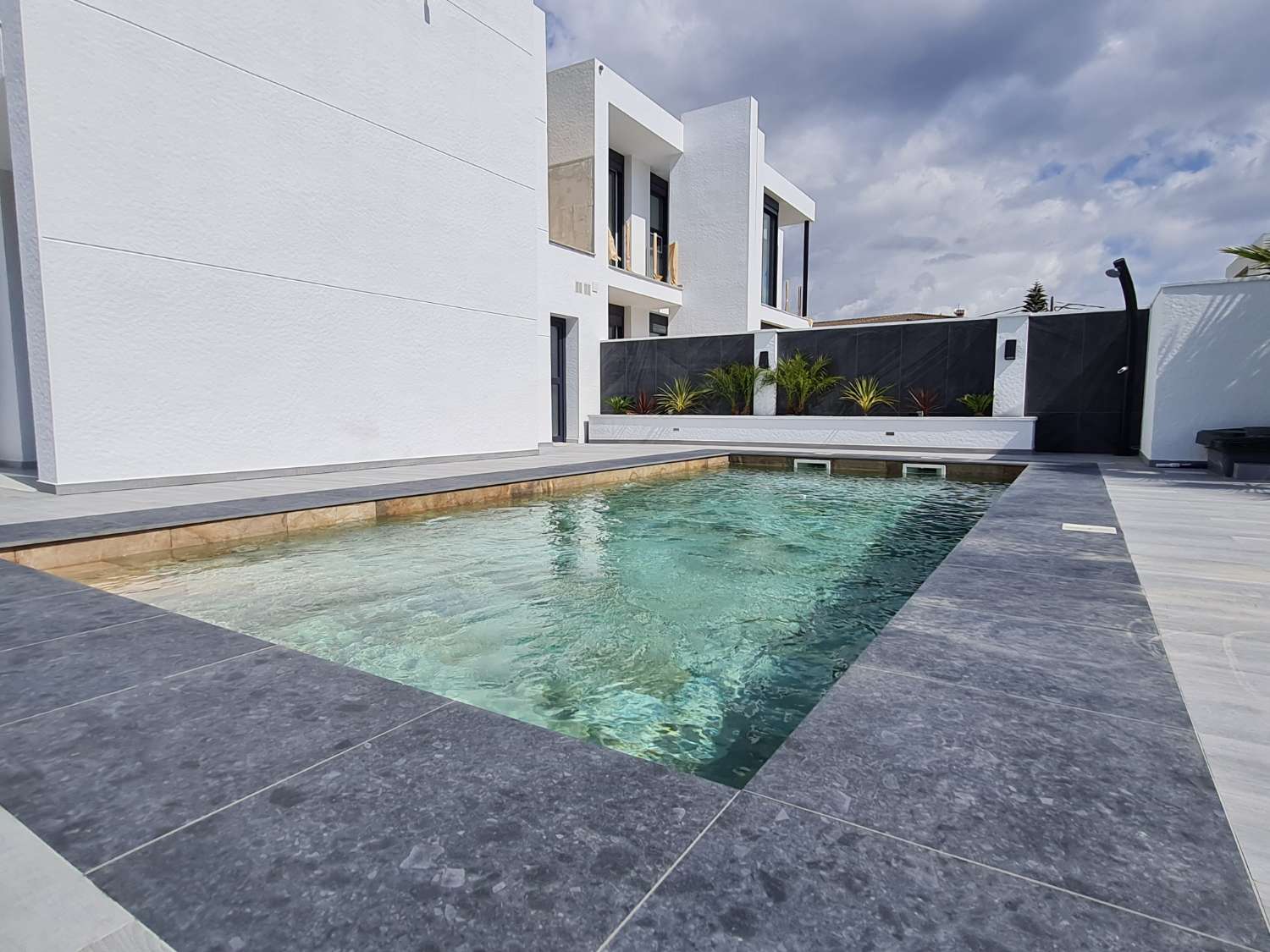¡Casa moderna con piscina privada!