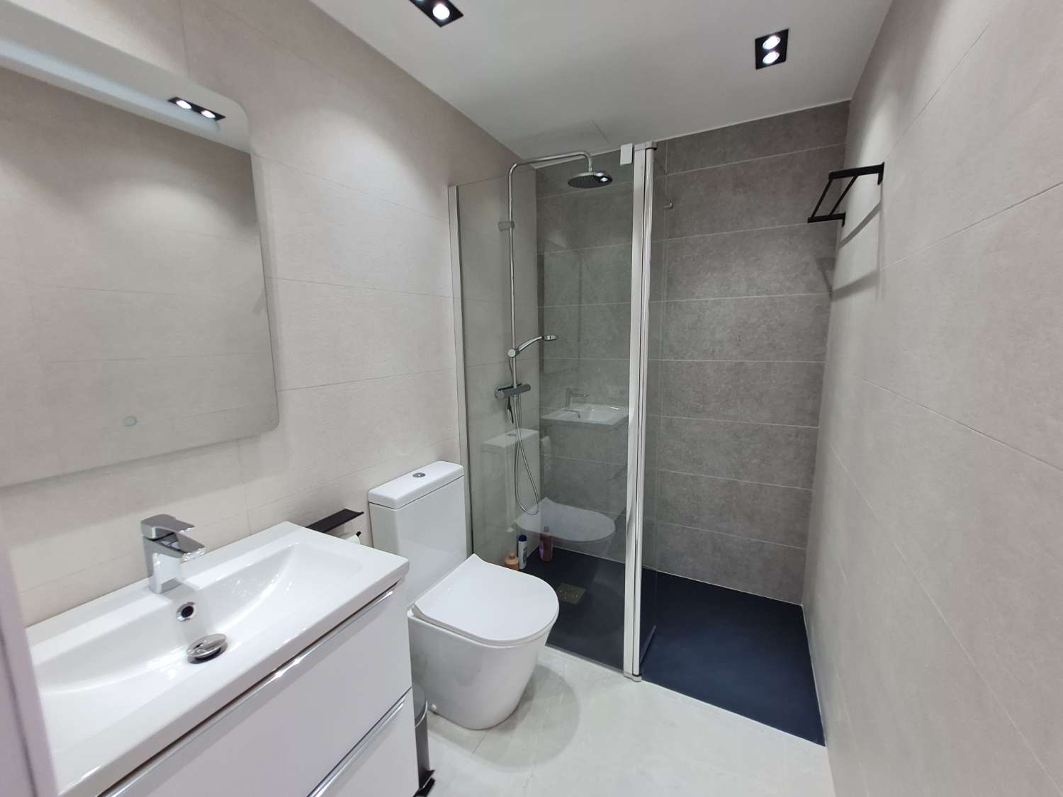 ¡Casa moderna con piscina privada!
