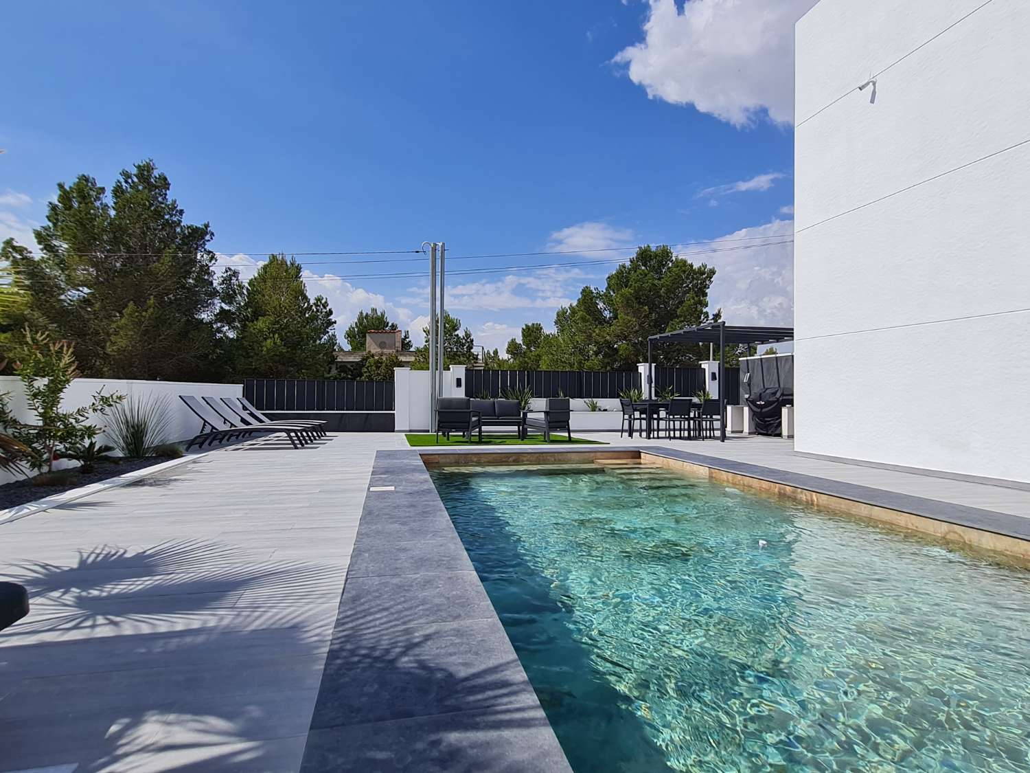¡Casa moderna con piscina privada!