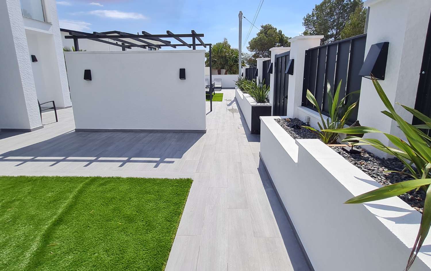 ¡Casa moderna con piscina privada!
