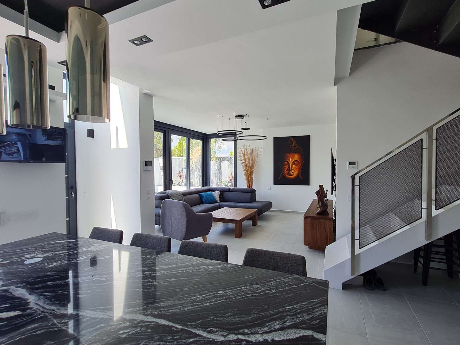 ¡Casa moderna con piscina privada!