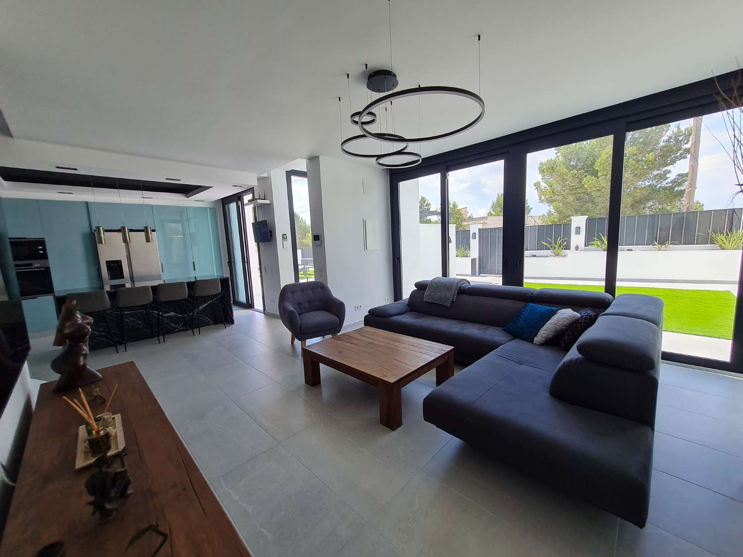 ¡Casa moderna con piscina privada!