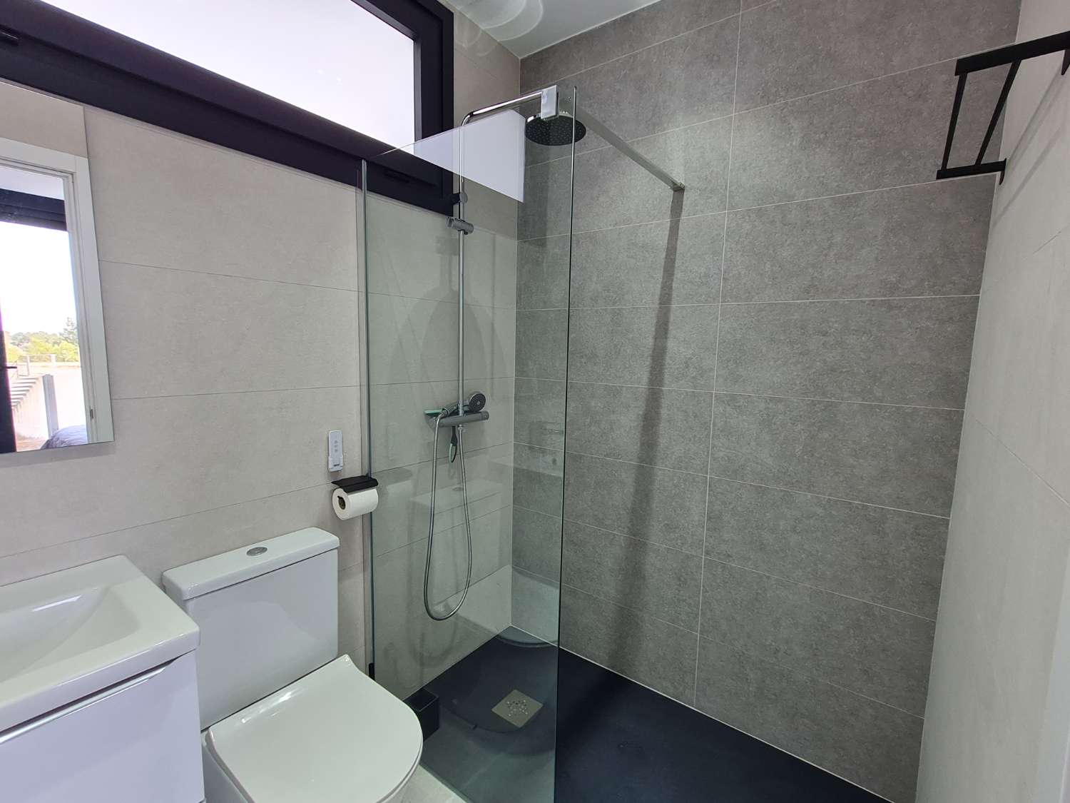 ¡Casa moderna con piscina privada!