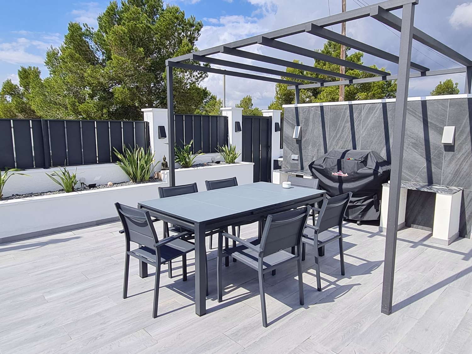 ¡Casa moderna con piscina privada!