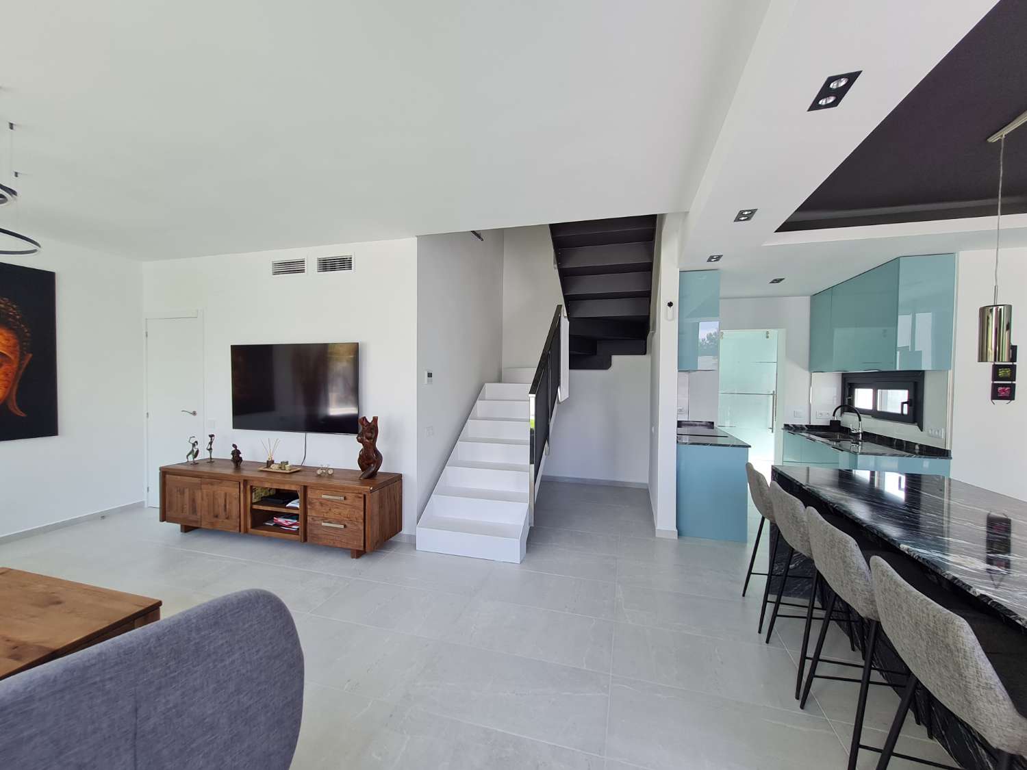 ¡Casa moderna con piscina privada!