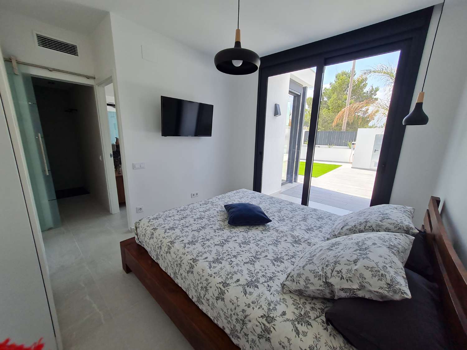 ¡Casa moderna con piscina privada!