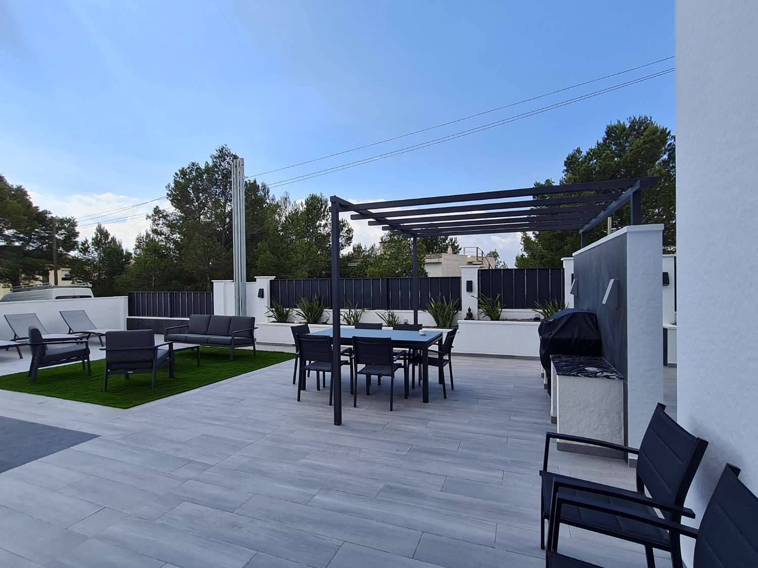 ¡Casa moderna con piscina privada!