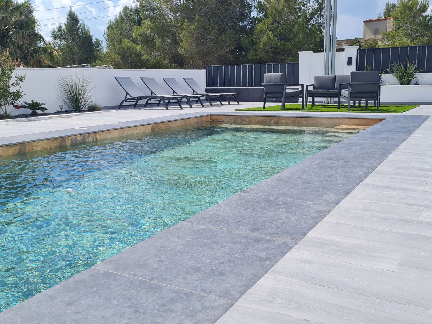 ¡Casa moderna con piscina privada!