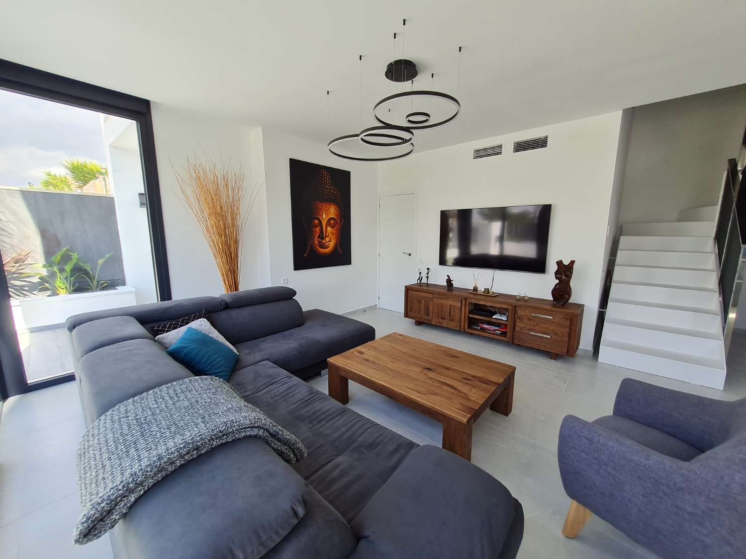 ¡Casa moderna con piscina privada!