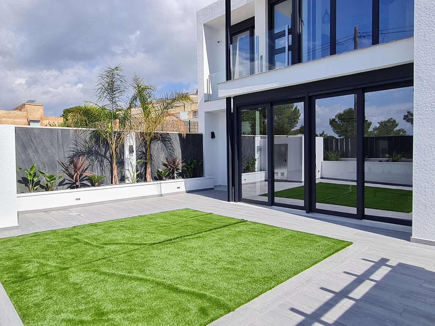 ¡Casa moderna con piscina privada!