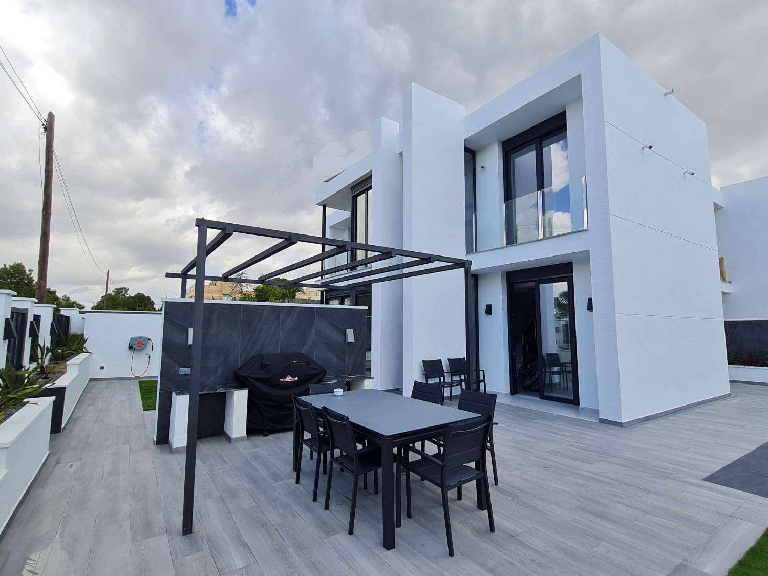 ¡Casa moderna con piscina privada!