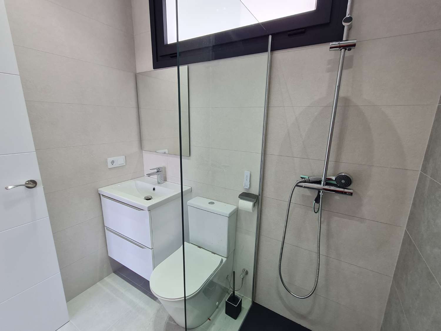 ¡Casa moderna con piscina privada!