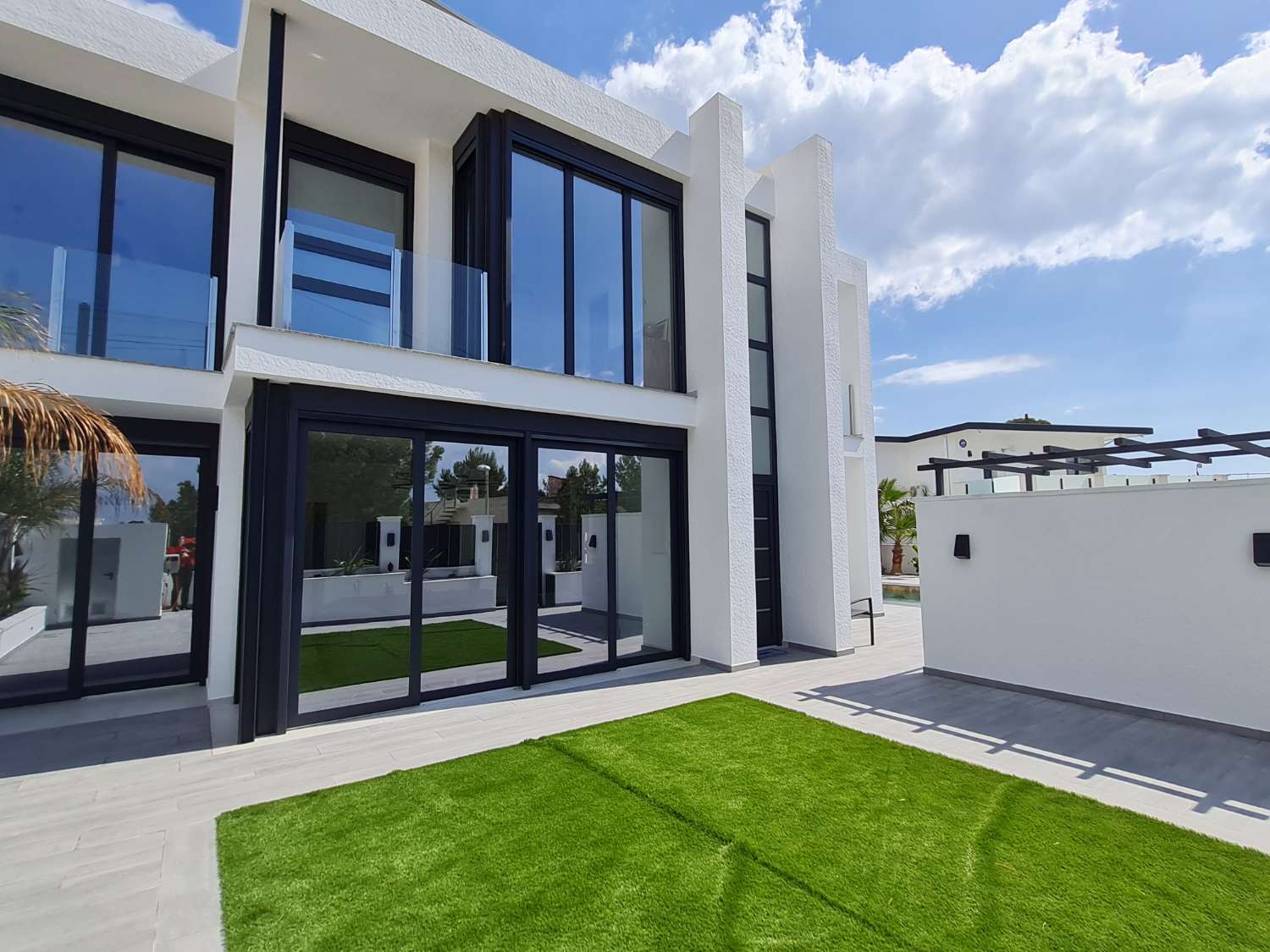 ¡Casa moderna con piscina privada!