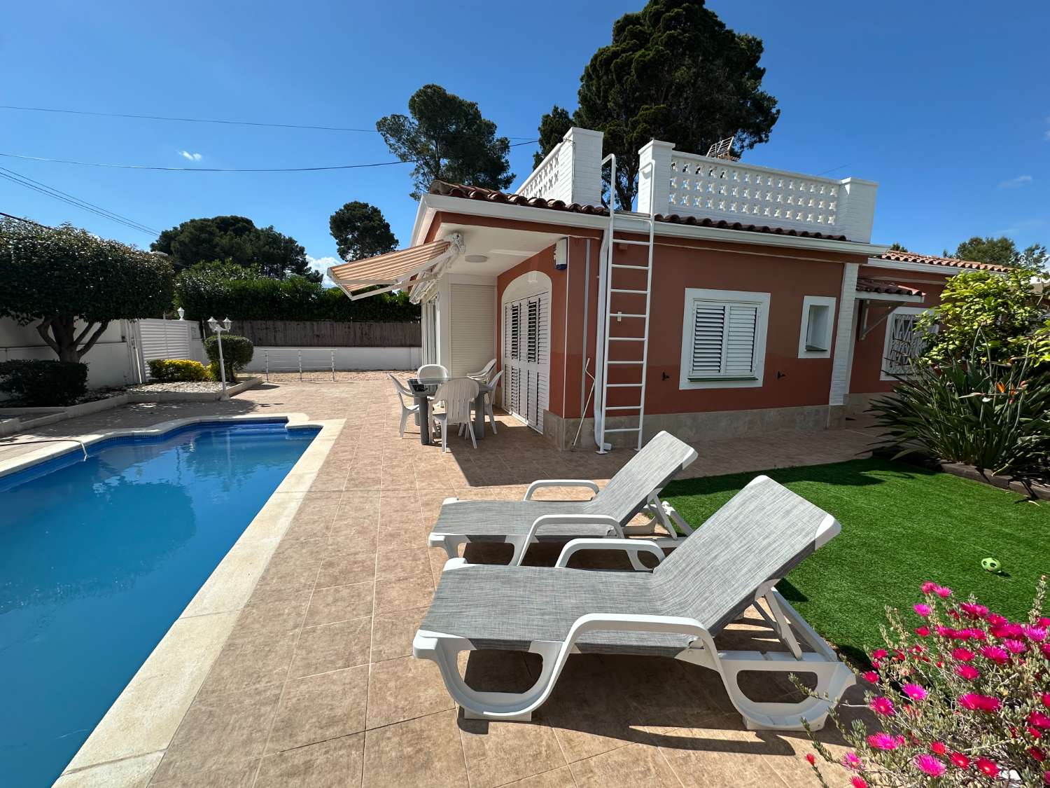 Hermosa casa con piscina privada 150m de la playa en Miami Platja !