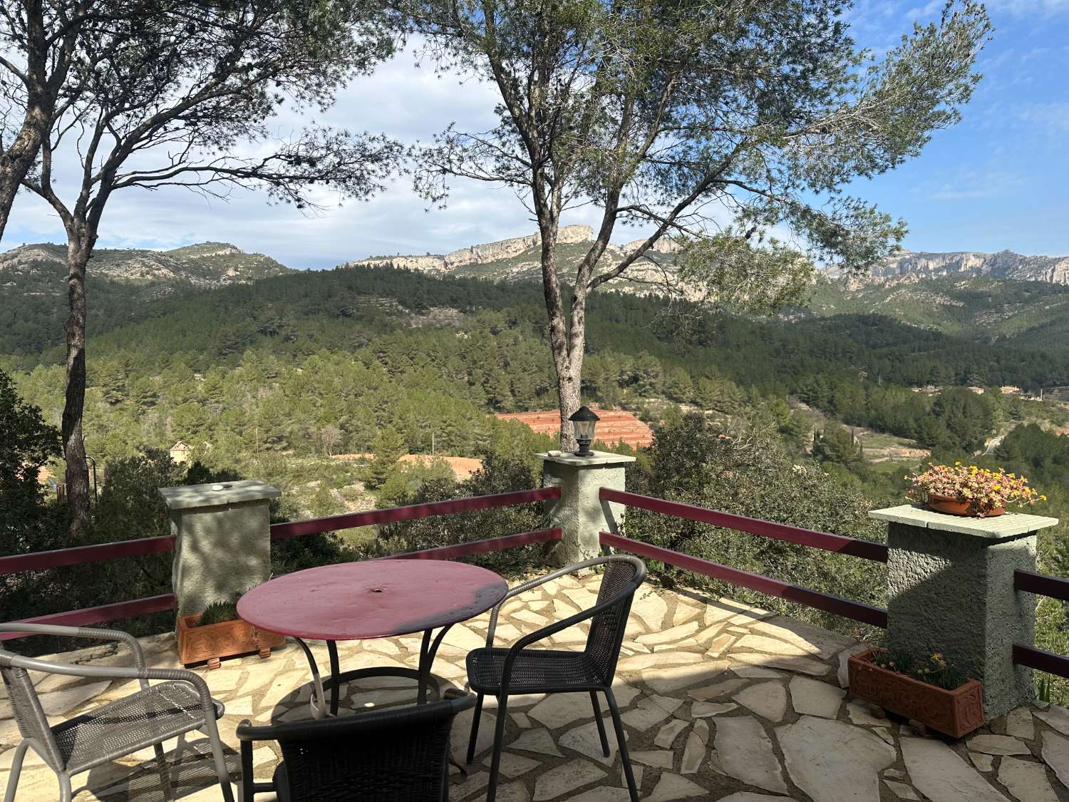 ¡Gran propiedad que consta de dos casas independientes y piscina privada en medio de la naturaleza!