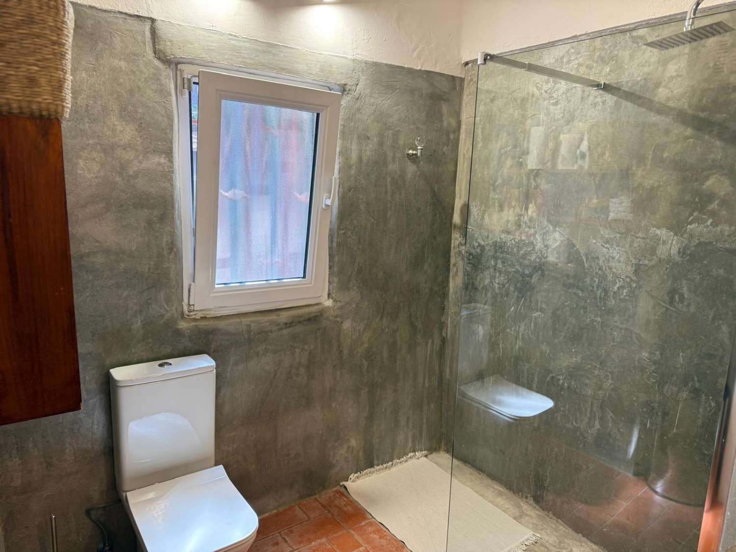 ¡Gran propiedad que consta de dos casas independientes y piscina privada en medio de la naturaleza!