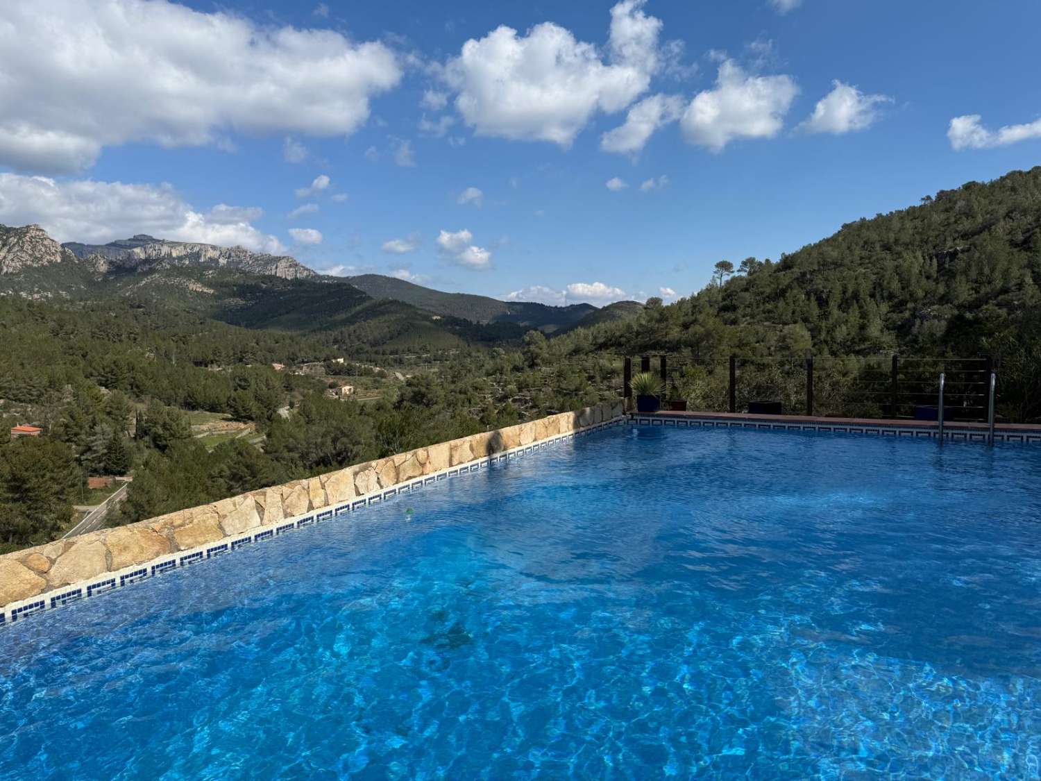 ¡Gran propiedad que consta de dos casas independientes y piscina privada en medio de la naturaleza!