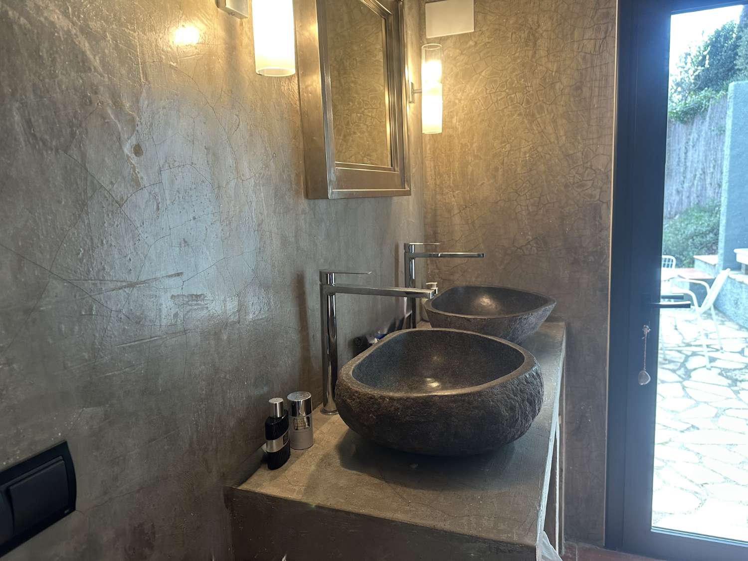 ¡Gran propiedad que consta de dos casas independientes y piscina privada en medio de la naturaleza!