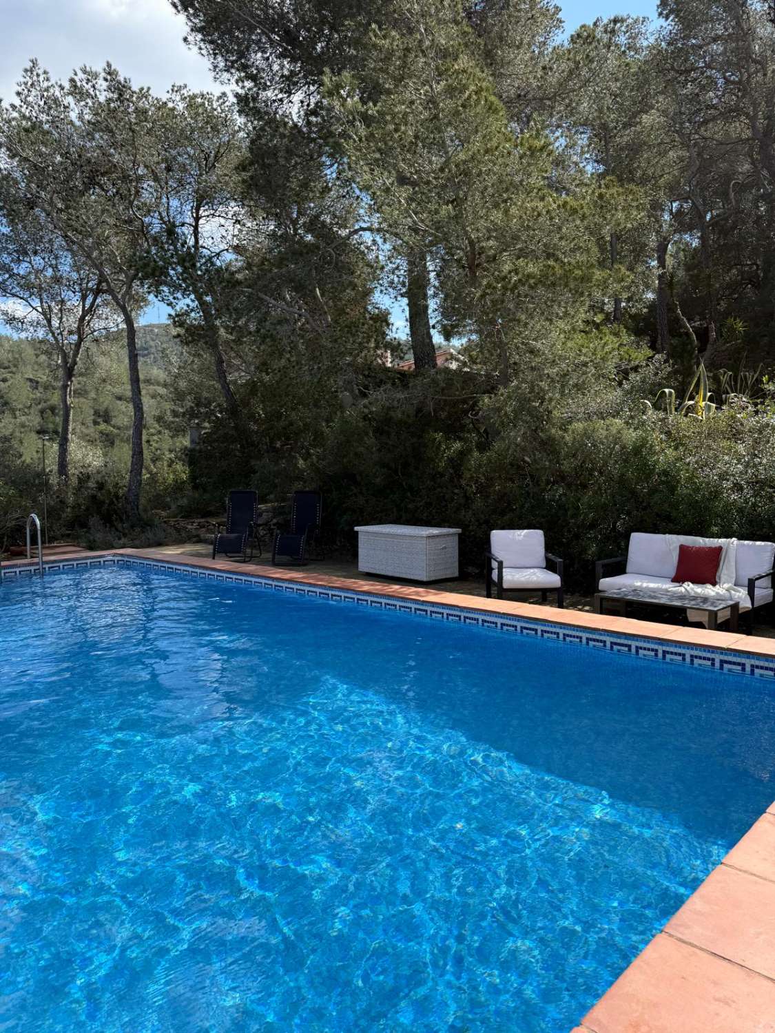 ¡Gran propiedad que consta de dos casas independientes y piscina privada en medio de la naturaleza!