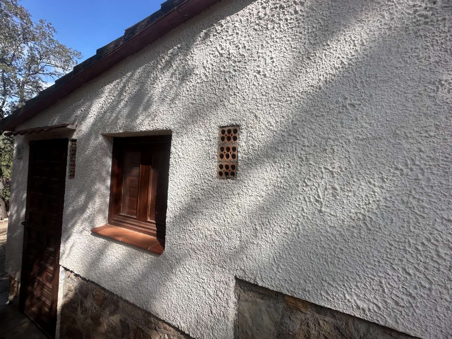 ¡Gran propiedad que consta de dos casas independientes y piscina privada en medio de la naturaleza!