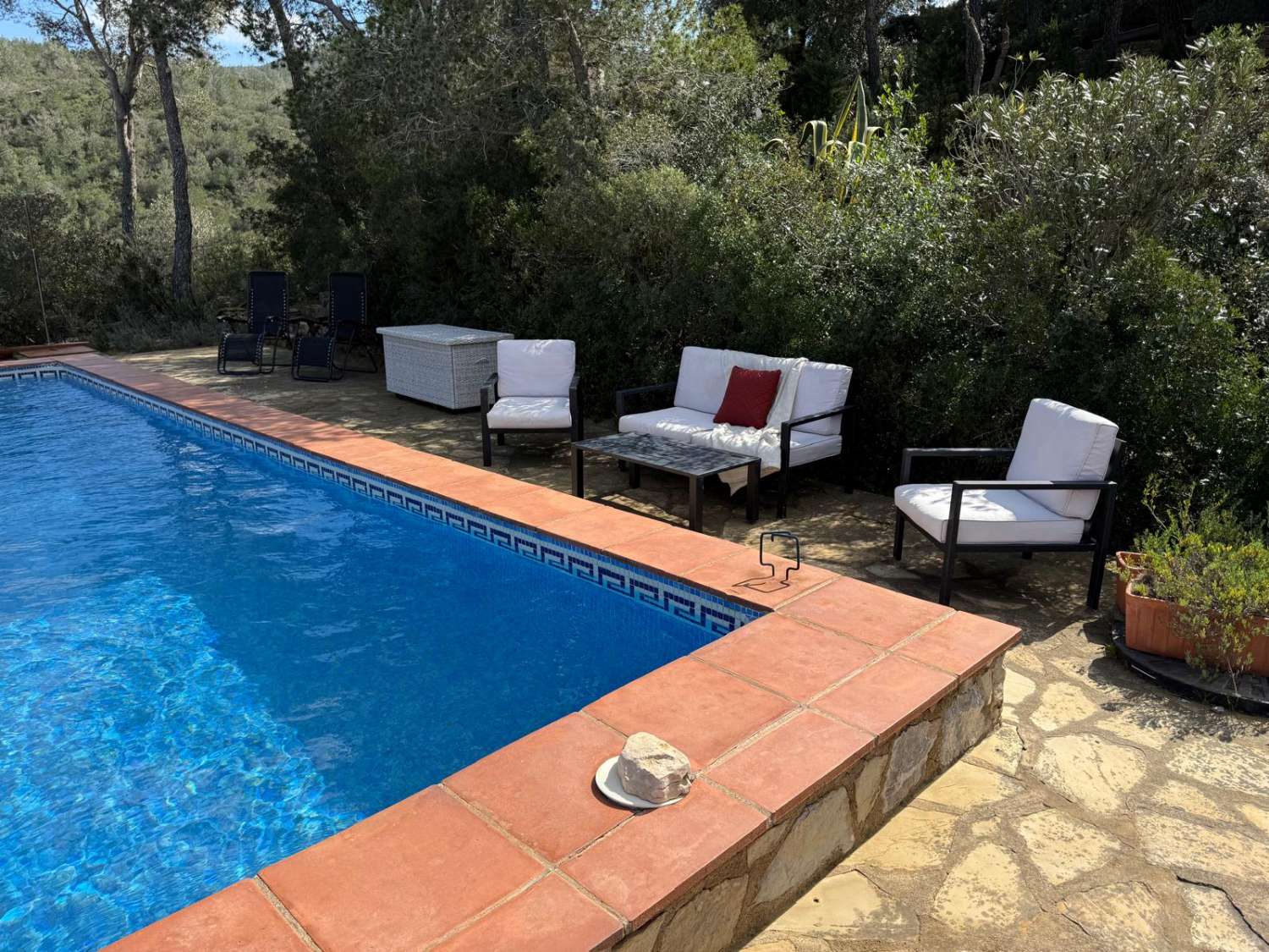 ¡Gran propiedad que consta de dos casas independientes y piscina privada en medio de la naturaleza!
