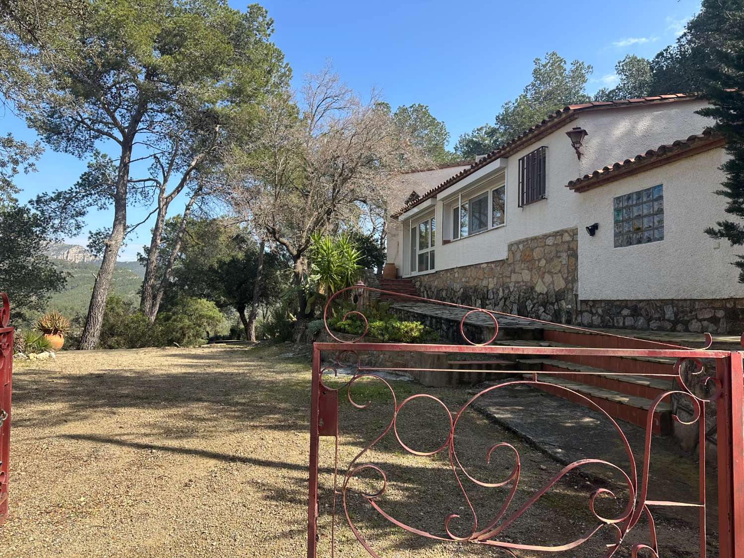 ¡Gran propiedad que consta de dos casas independientes y piscina privada en medio de la naturaleza!