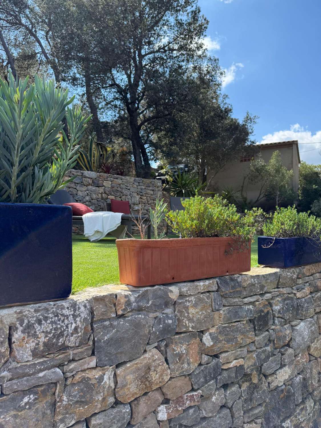 ¡Gran propiedad que consta de dos casas independientes y piscina privada en medio de la naturaleza!