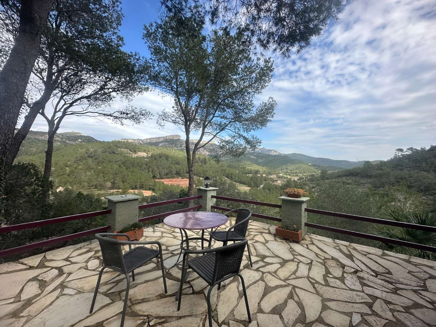 ¡Gran propiedad que consta de dos casas independientes y piscina privada en medio de la naturaleza!