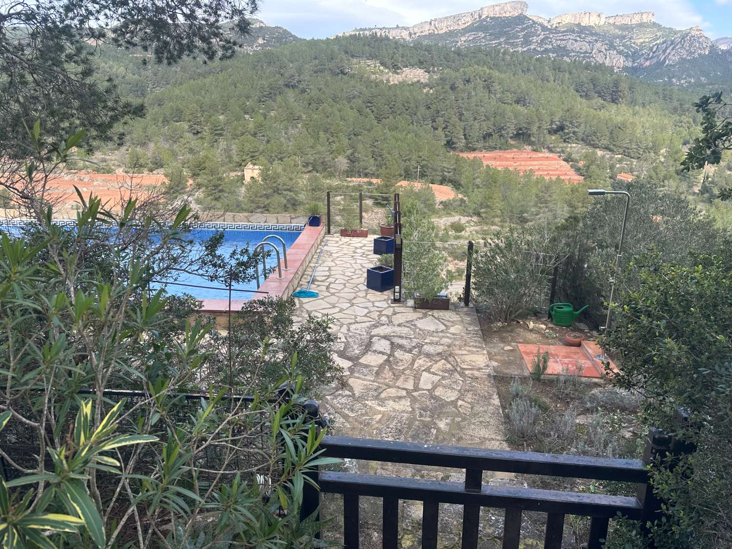 ¡Gran propiedad que consta de dos casas independientes y piscina privada en medio de la naturaleza!