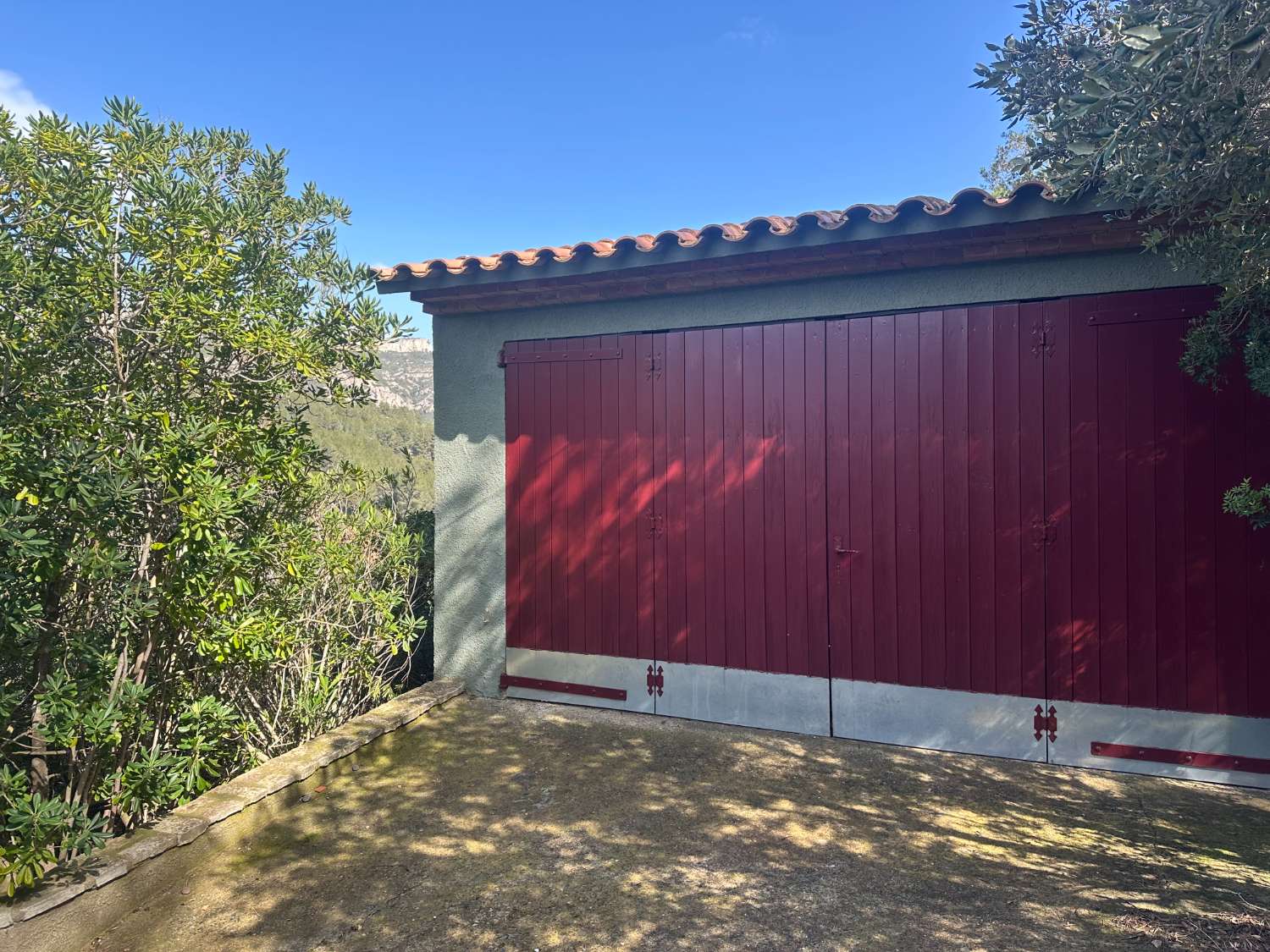 ¡Gran propiedad que consta de dos casas independientes y piscina privada en medio de la naturaleza!