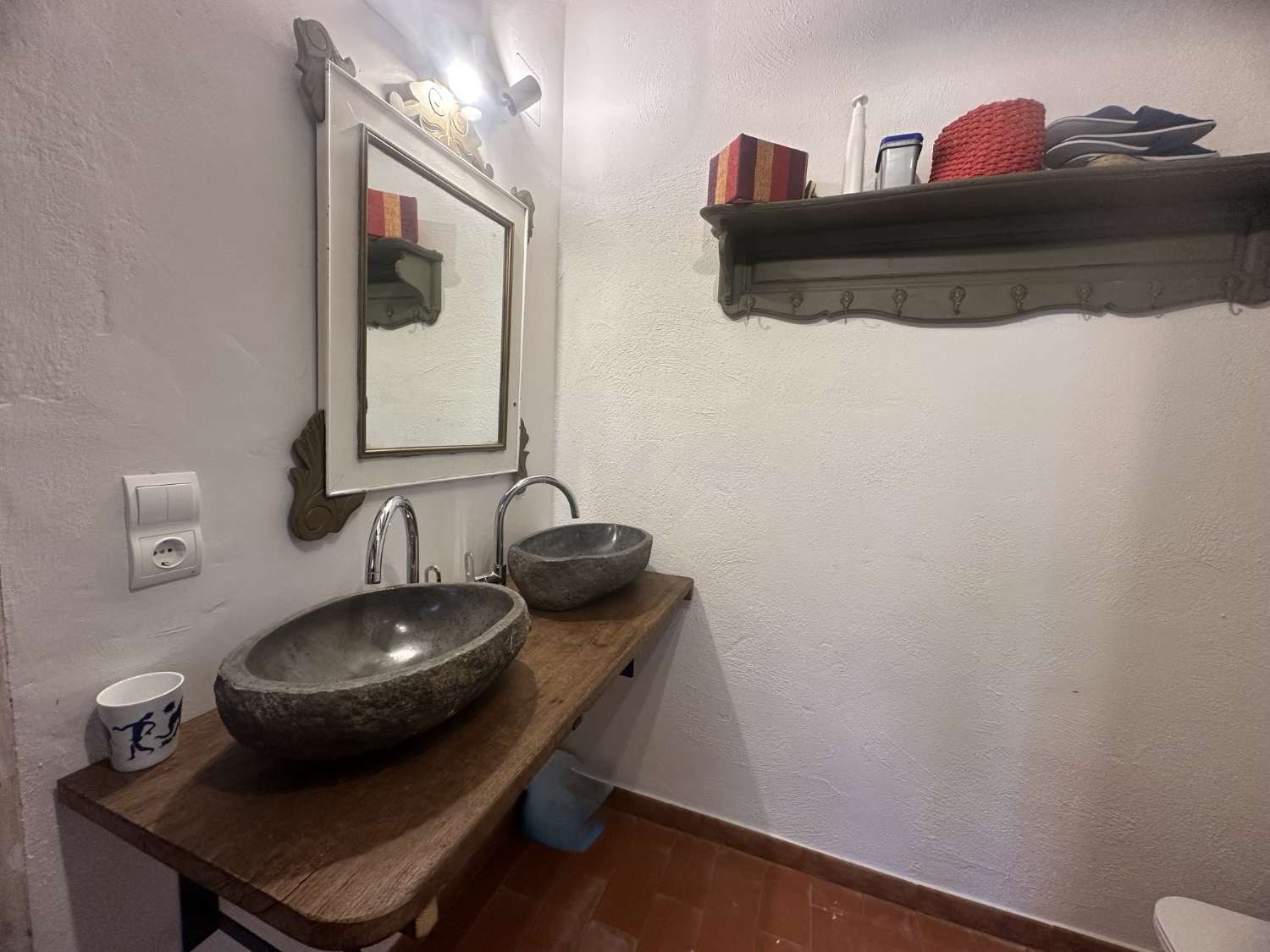 ¡Gran propiedad que consta de dos casas independientes y piscina privada en medio de la naturaleza!