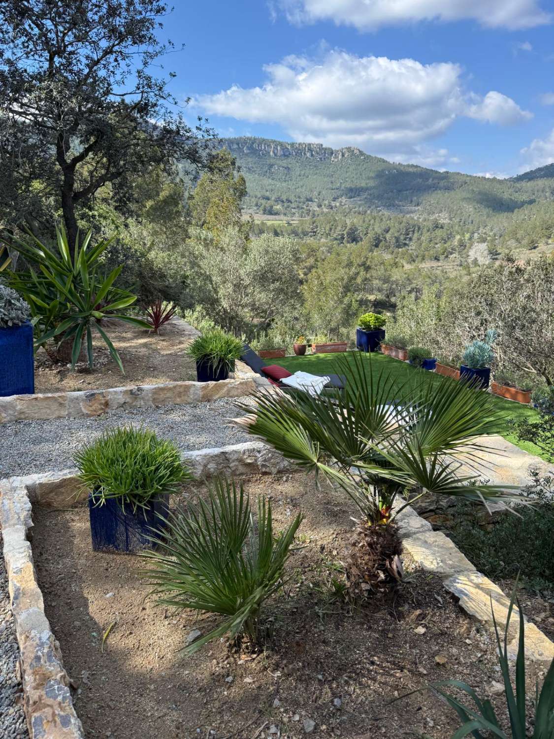 ¡Gran propiedad que consta de dos casas independientes y piscina privada en medio de la naturaleza!