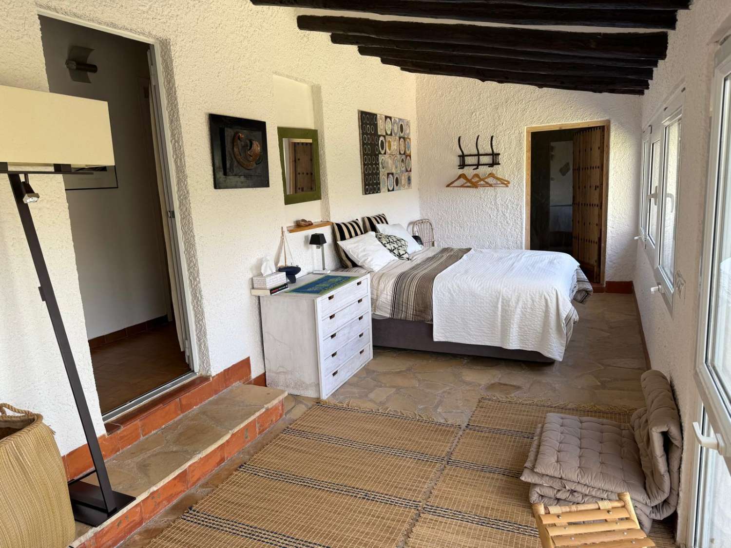 ¡Gran propiedad que consta de dos casas independientes y piscina privada en medio de la naturaleza!