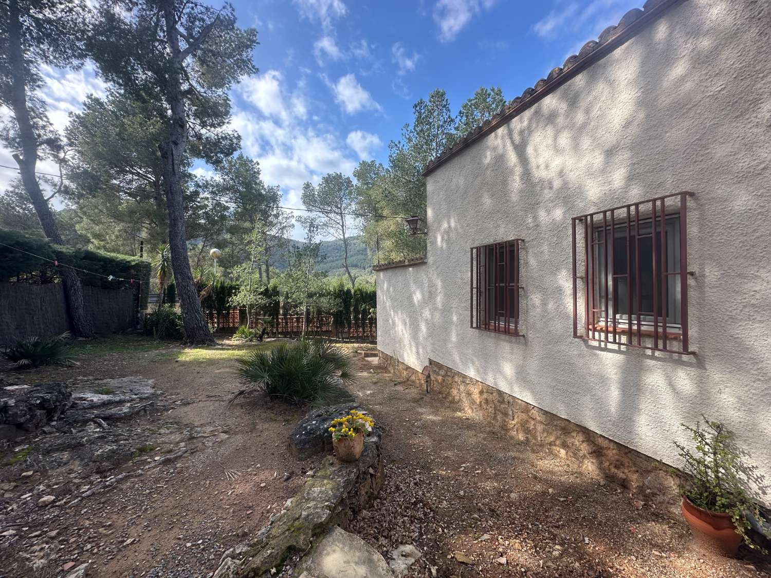¡Gran propiedad que consta de dos casas independientes y piscina privada en medio de la naturaleza!