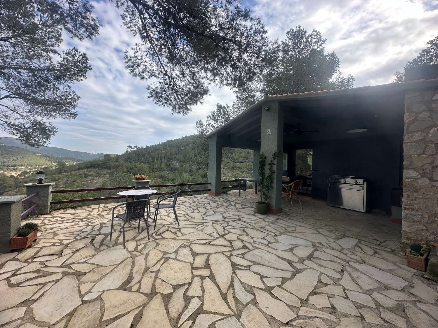 ¡Gran propiedad que consta de dos casas independientes y piscina privada en medio de la naturaleza!