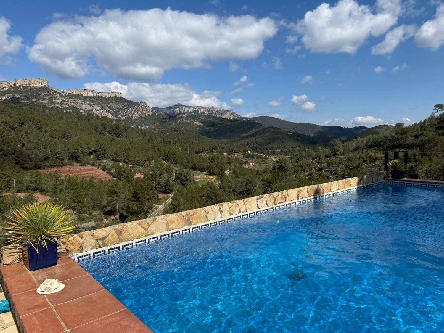 ¡Gran propiedad que consta de dos casas independientes y piscina privada en medio de la naturaleza!
