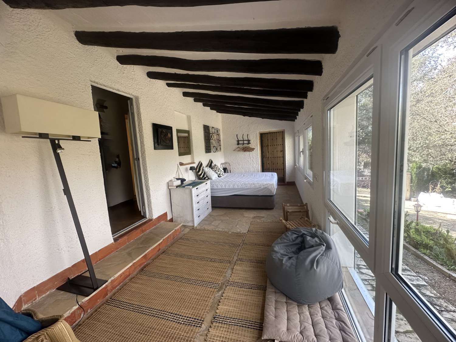 ¡Gran propiedad que consta de dos casas independientes y piscina privada en medio de la naturaleza!