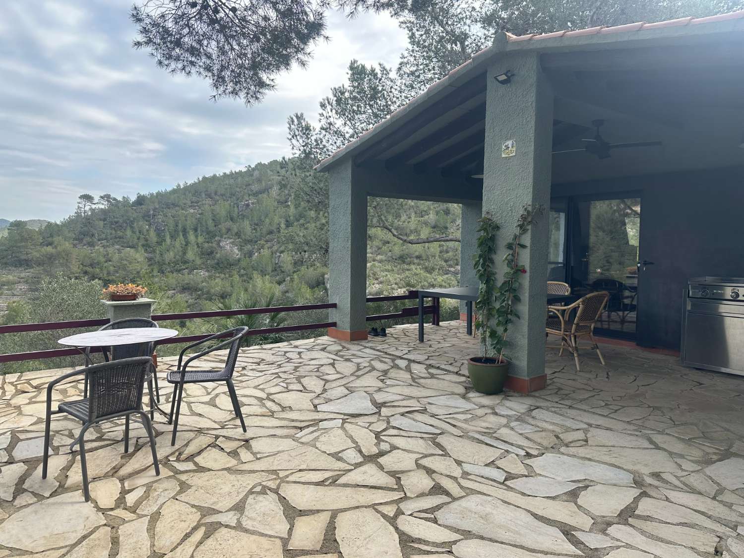 ¡Gran propiedad que consta de dos casas independientes y piscina privada en medio de la naturaleza!