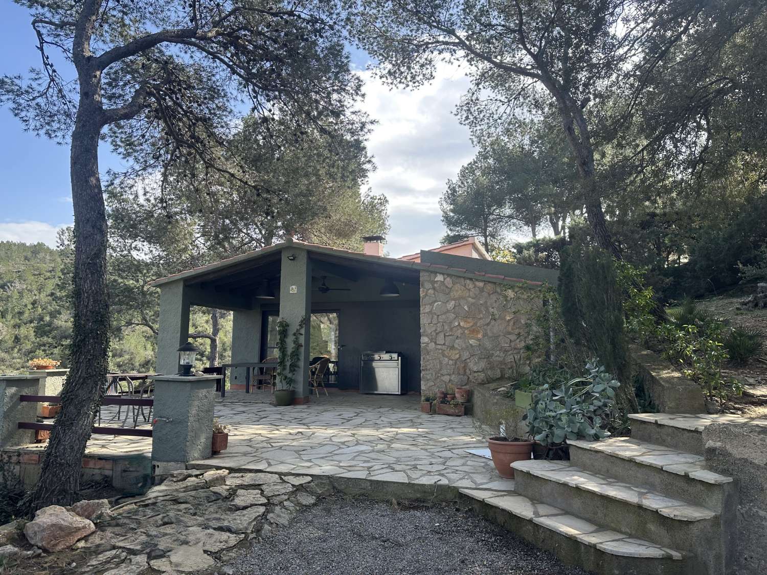 ¡Gran propiedad que consta de dos casas independientes y piscina privada en medio de la naturaleza!