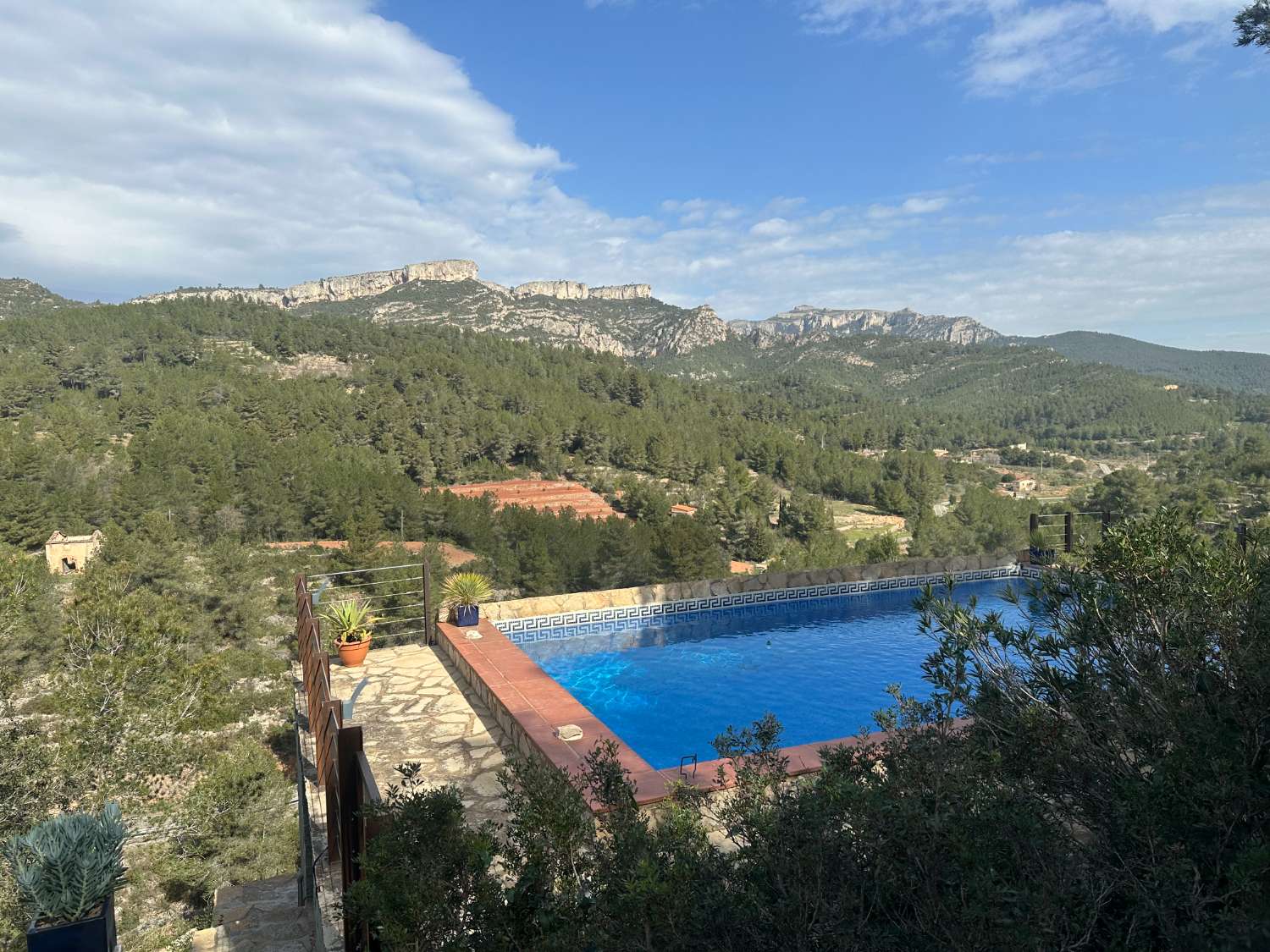 ¡Gran propiedad que consta de dos casas independientes y piscina privada en medio de la naturaleza!