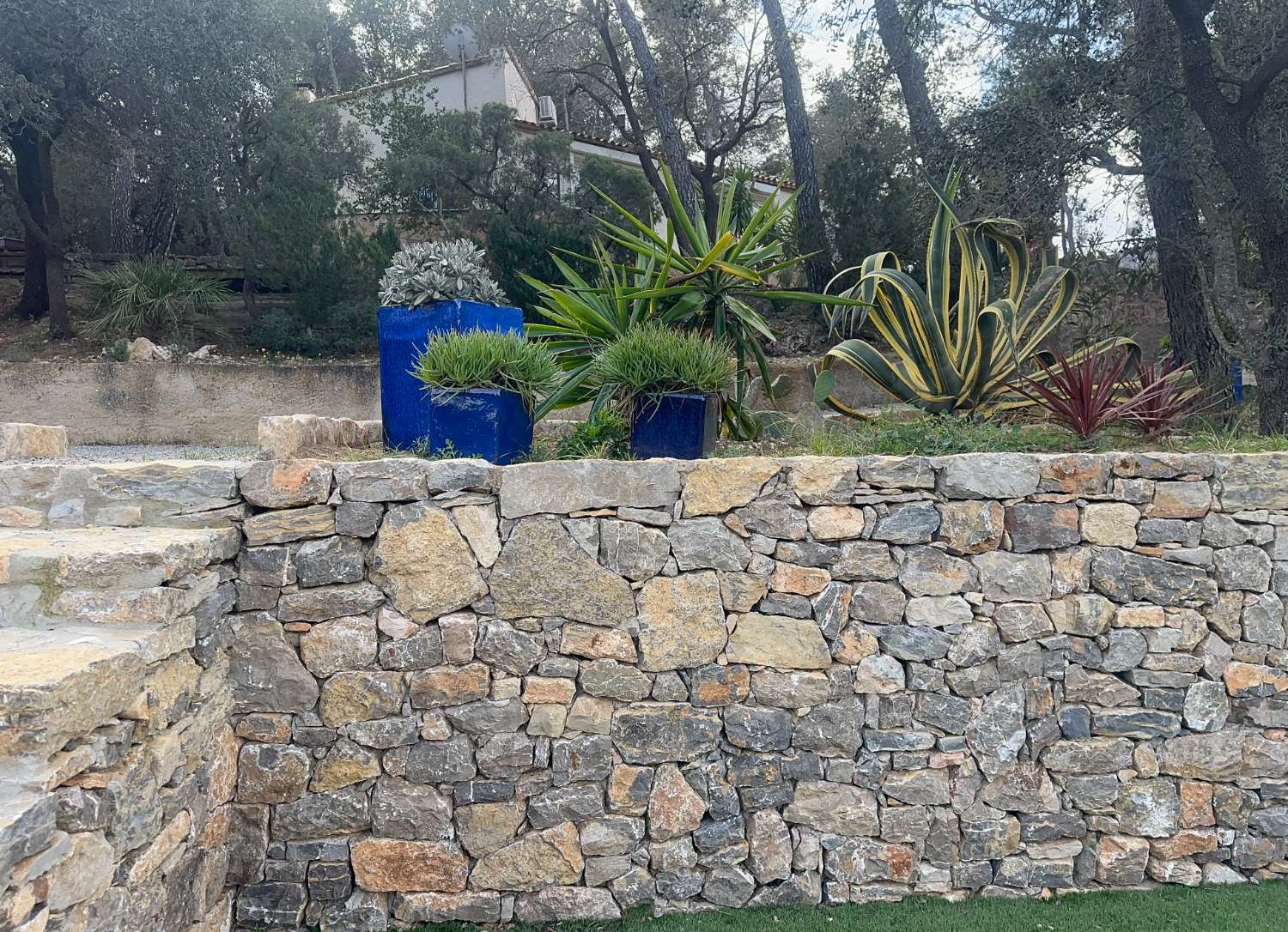 ¡Gran propiedad que consta de dos casas independientes y piscina privada en medio de la naturaleza!