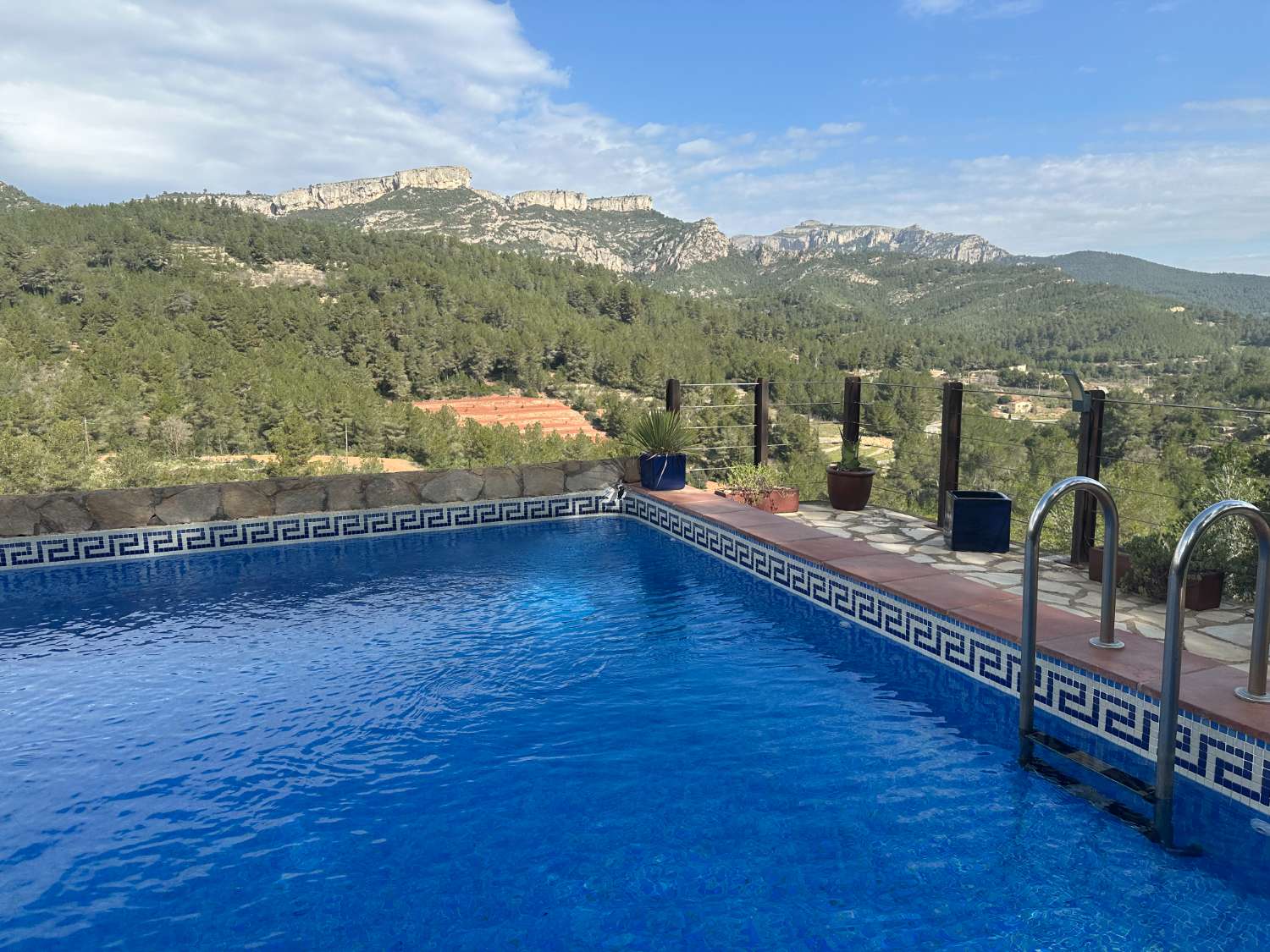 ¡Gran propiedad que consta de dos casas independientes y piscina privada en medio de la naturaleza!