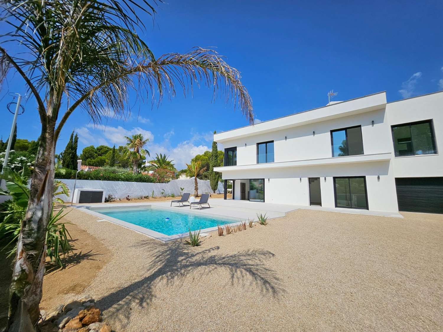 ¡Excepcional! ¡Magnífica casa moderna a solo 100 metros del mar!