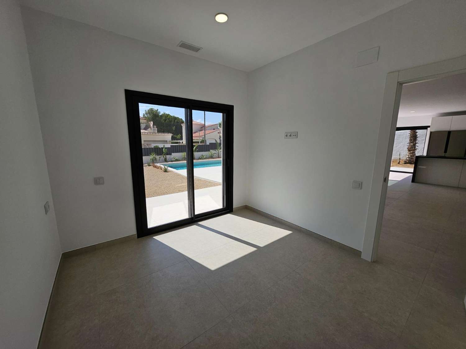 ¡Excepcional! ¡Magnífica casa moderna a solo 100 metros del mar!