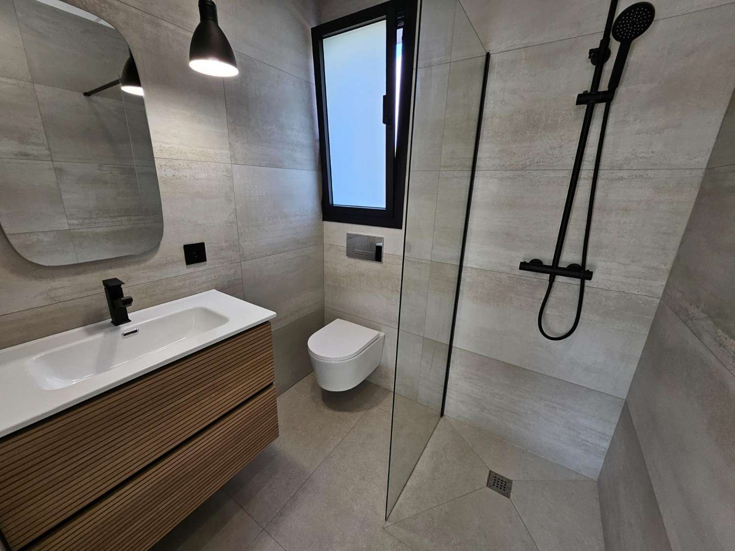 ¡Excepcional! ¡Magnífica casa moderna a solo 100 metros del mar!