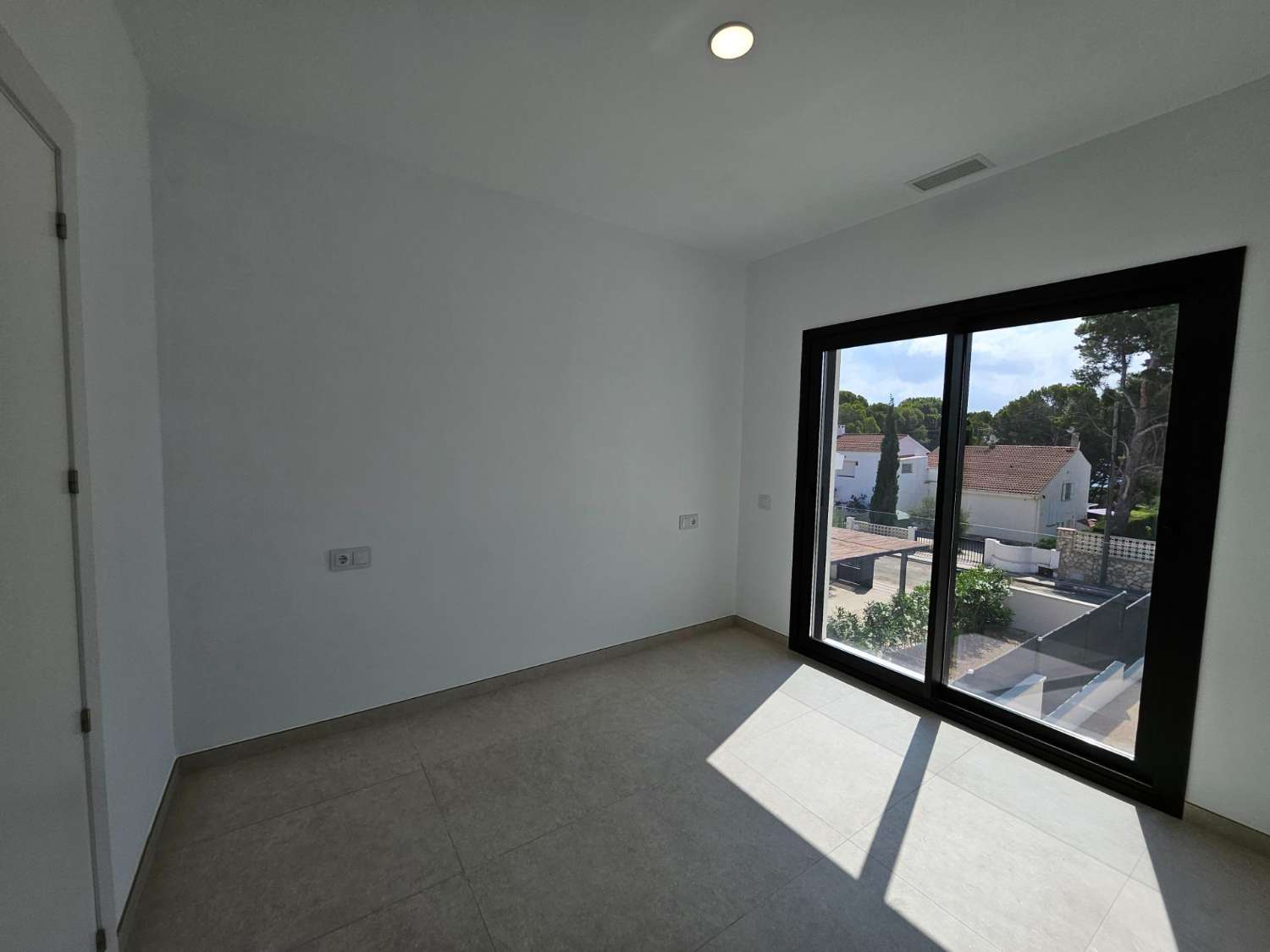 ¡Excepcional! ¡Magnífica casa moderna a solo 100 metros del mar!